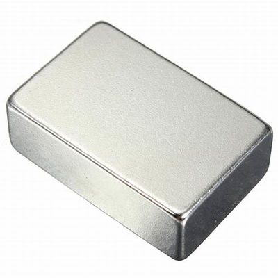 Neodymium N52 Block Magnet 50 mm x 30 mm x 10 mm avec service de traitement du moulage