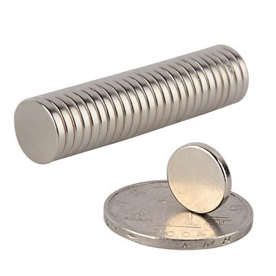 Magnétisme personnalisé direction disque rond magnétique au néodyme N35 N38 N40 N42 N45 N48 N50 N52