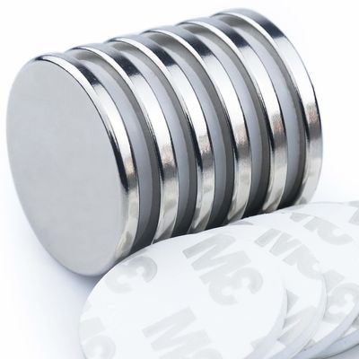 Magnet NdFeB personnalisé revêtu de NiCuNi N35 N42 N48 N52 Magnets à disque néodymique avec adhésif 3M