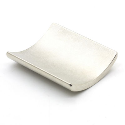 Segment d'aimants NdFeB à arc permanent pour moteurs et générateurs d'éoliennes industrielles