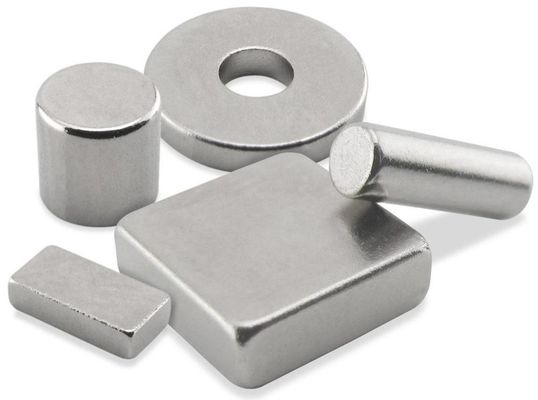 Magnéte à disque Ndfeb de terres rares avec magnétisme personnalisé