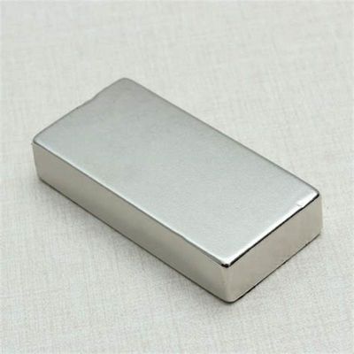 Neodymium N52 Block Magnet 50 mm x 30 mm x 10 mm avec service de traitement du moulage