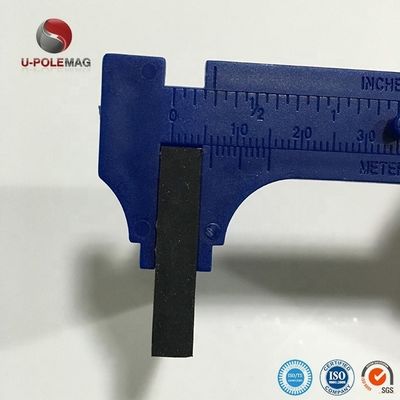 Magnés rectangulaires en néodyme revêtus de caoutchouc personnalisés Magnés en néodyme de qualité avec deux trous
