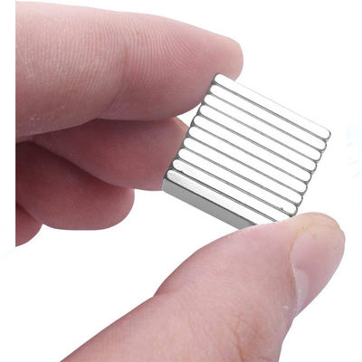 Tolérance /-0,05 mm aimants en néodyme N45 super forts revêtus de nickel pour blocs rectangulaires