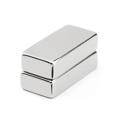 40*20*10mm N52 Neodymium Block Magnet avec direction du magnétisme axial et tolérance ± 1%
