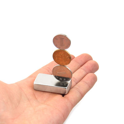 40*20*10mm N52 Neodymium Block Magnet avec direction du magnétisme axial et tolérance ± 1%
