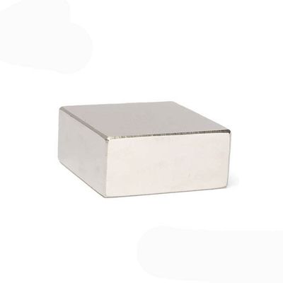 Bloc magnétique carré de néodyme sintré à fort flux magnétique de qualité personnalisée N35-N52
