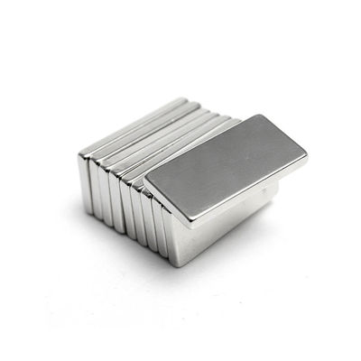 Taille d'aimant personnalisée Composite d'aimant de néodyme Super fort Blocs permanents N52