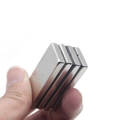 Magnéte industriel 50x25x10 à néodyme-fer-bore sintré pour une forte capacité de tenue