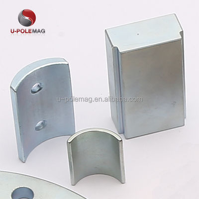 Magnéte à disque boronique de fer néodymium NdFeb de qualité N35 avec magnétisation axiale ou diamétrique
