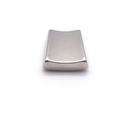 Coupe personnalisée N35-N52 M H SH UH Rare Earth Neodymium Arc Tile Magnet pour le secteur industriel