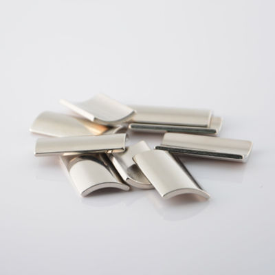 Coupe personnalisée N35-N52 M H SH UH Rare Earth Neodymium Arc Tile Magnet pour le secteur industriel