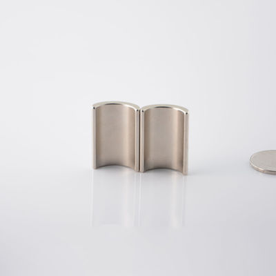 Coupe personnalisée N35-N52 M H SH UH Rare Earth Neodymium Arc Tile Magnet pour le secteur industriel