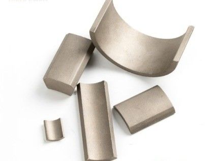 Matériaux principaux NdFeB aimant super fort aimants à segment arc néodymium pour moteur BLDC