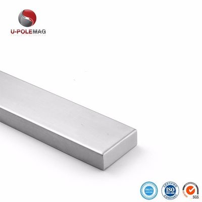 Porteur de couteau de cuisine avec une surface magnétique puissante et un revêtement en acier inoxydable