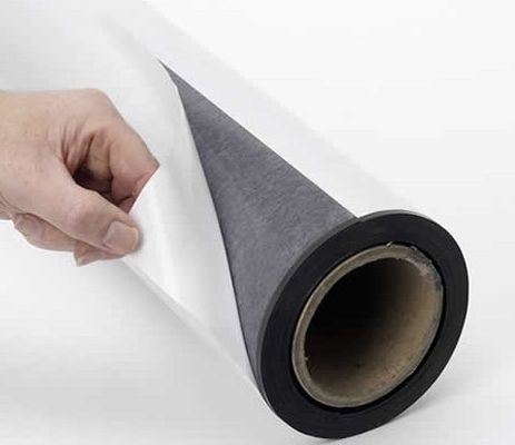 Rouleau de tôle magnétique en caoutchouc flexible avec adhésif pour un collage solide et durable