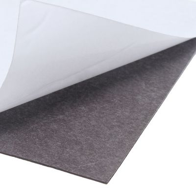 Rouleau de tôle magnétique en caoutchouc flexible avec adhésif pour un collage solide et durable