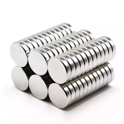 Magnet à disque de néodyme N52 revêtu de nickel avec une tolérance de ± 3% et une résistance personnalisée