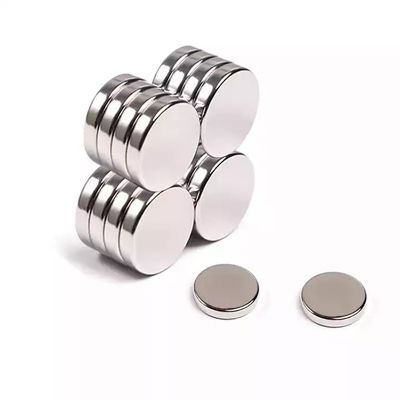 Magnet à disque de néodyme N52 revêtu de nickel avec une tolérance de ± 3% et une résistance personnalisée