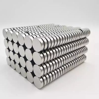 Magnet à disque de néodyme N52 revêtu de nickel avec une tolérance de ± 3% et une résistance personnalisée