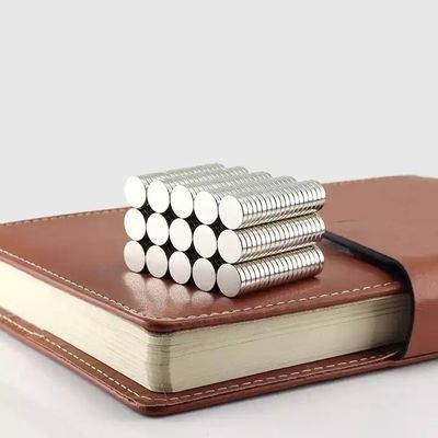 Magnet à disque de néodyme N52 revêtu de nickel avec une tolérance de ± 3% et une résistance personnalisée