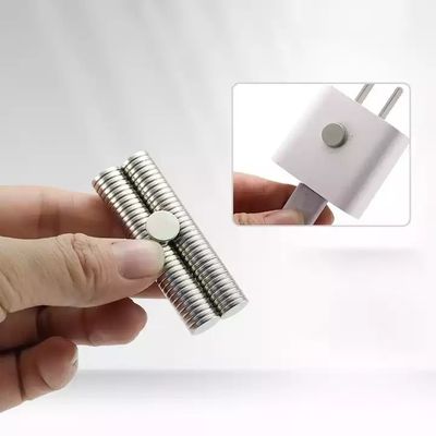 Magnet à disque de néodyme N52 revêtu de nickel avec une tolérance de ± 3% et une résistance personnalisée