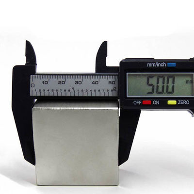 Bloc magnétique industriel NdFeb néodymium 50x50x25 mm avec de fortes propriétés magnétiques