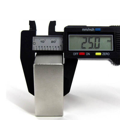 Bloc magnétique industriel NdFeb néodymium 50x50x25 mm avec de fortes propriétés magnétiques