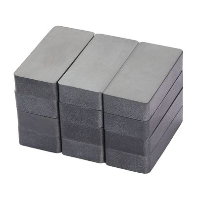 Magnets ferrite rectangulaires noirs personnalisables avec résistance à la flexion Kgf/mm2 de 5 à 10