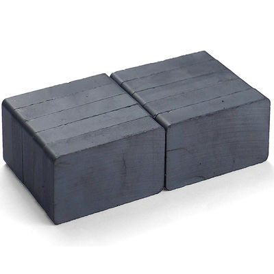 Magnets ferrite rectangulaires noirs personnalisables avec résistance à la flexion Kgf/mm2 de 5 à 10
