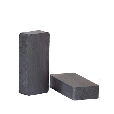 Magnets ferrite rectangulaires noirs personnalisables avec résistance à la flexion Kgf/mm2 de 5 à 10