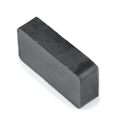 Magnets ferrite rectangulaires noirs personnalisables avec résistance à la flexion Kgf/mm2 de 5 à 10