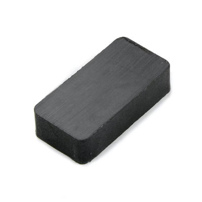 Magnets ferrite rectangulaires noirs personnalisables avec résistance à la flexion Kgf/mm2 de 5 à 10