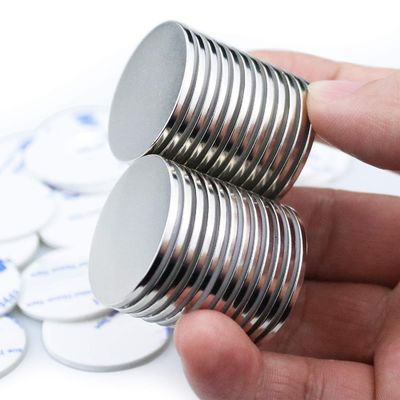 Magnet à disque rond fabriqué avec un revêtement de NiCuNi permanent sur une feuille magnétique autoadhésive 3M