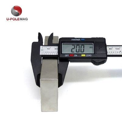 Matériaux principaux NdFeB aimant 100 mm Trois pôles bloc géant pour des applications précises