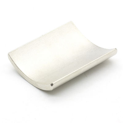 Segment d'aimants NdFeB à arc permanent pour moteurs et générateurs d'éoliennes industrielles