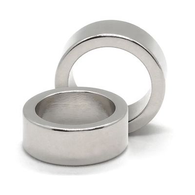 Magnéte de néodyme à tube radial orienté à un pôle unique N40 personnalisé avec une tolérance de ± 0,05 mm