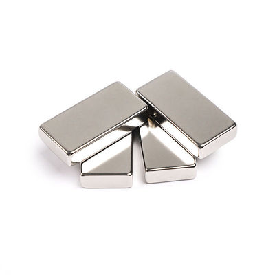 Épaisseur Magnétisme Direction N52 Grade NdFeB Block Neodymium Magnet pour l'industrie