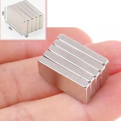 Magnéte mince rectangulaire 20x10x3mm 3,3 kg Force pour la température maximale de travail 80 centigrades
