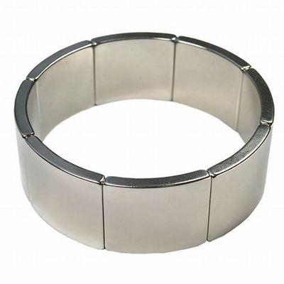 Tolérance personnalisée N50 segment arc aimant permanent en néodyme pour éolienne